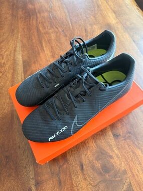 Nike Men’s Zoom Vapor 15 Academy Soccer Cleats